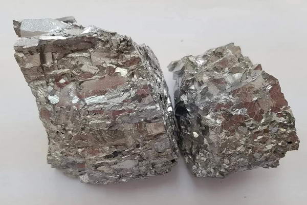 hrom metallicheskij